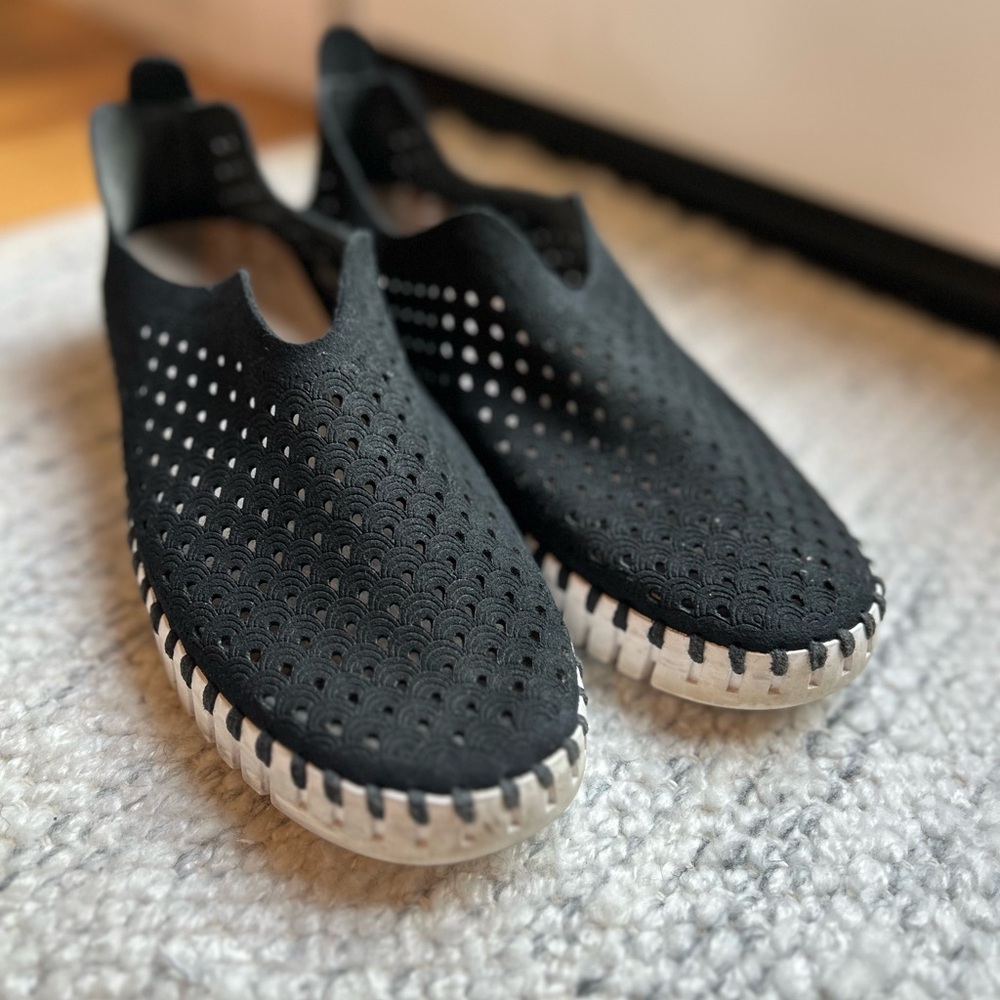 Isle Jacobsen Tulip Black Slip On Women’s Loafer Shoes